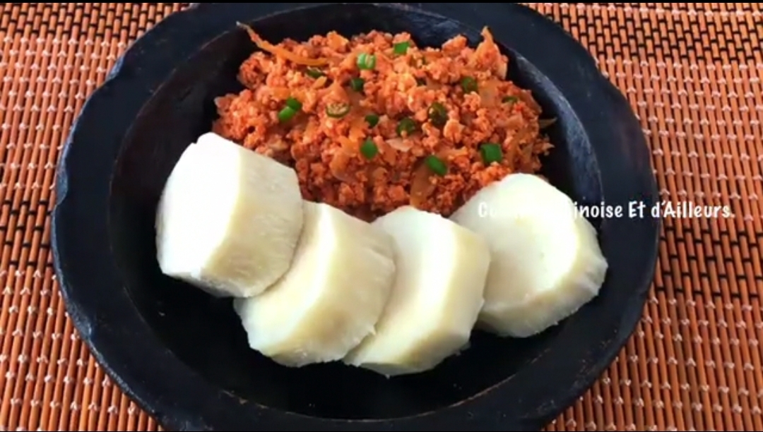 🥚🍅 Sauce aux Œufs & Ignames Bouillies : La Recette Simple et Savoureuse à Reproduire Chez Vous